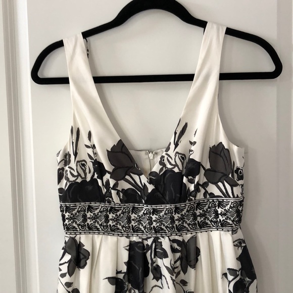 Dresses & Skirts - Black & White floral dress